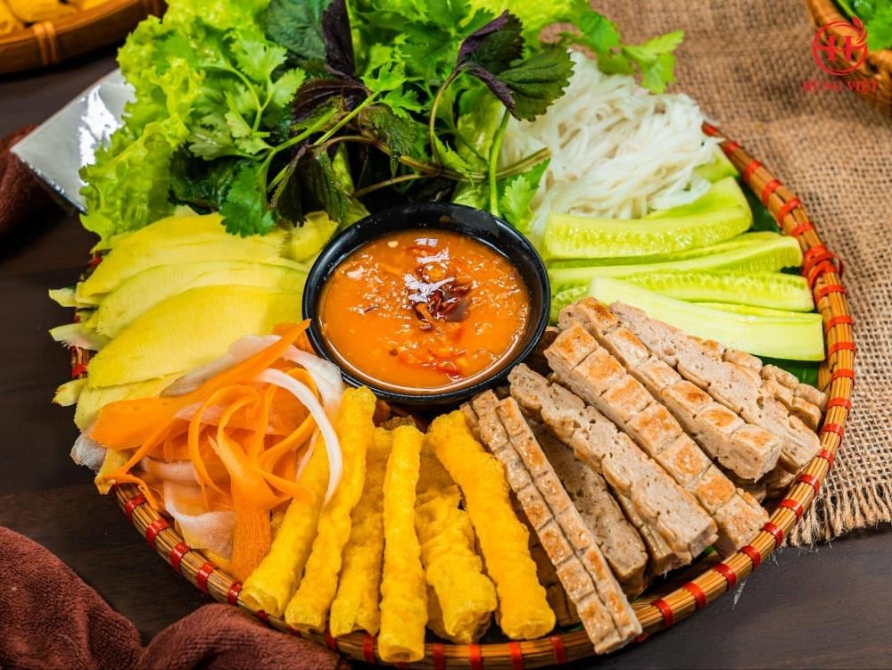 Thưởng thức Nem nướng Nha Trang đầy hấp dẫn.
